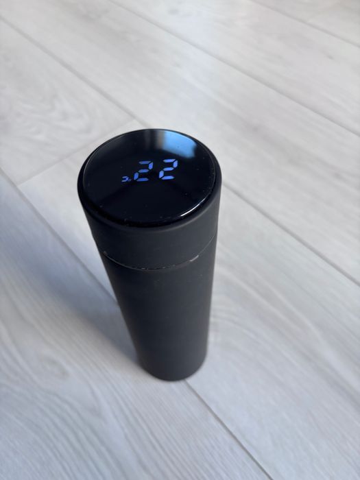 Kubek termiczny z termometrem