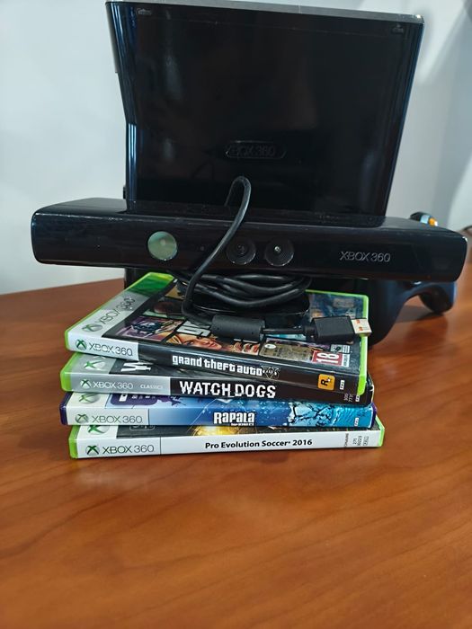 Xbox 360 com jogos e um comando