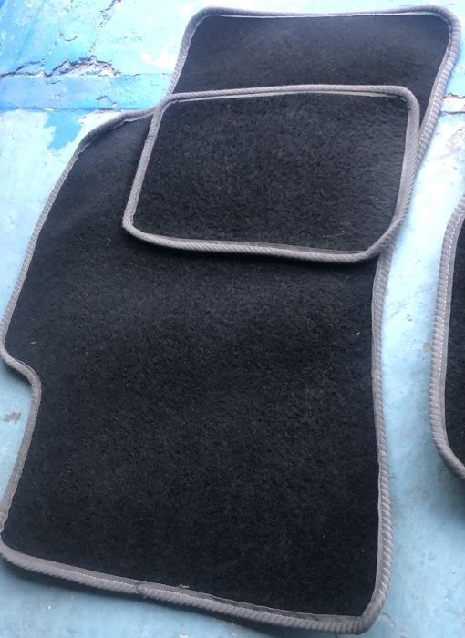 Продам комплект текстильных ковриков для авто