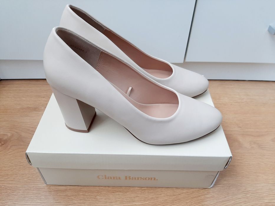 Buty beżowe Clara Barson r. 40