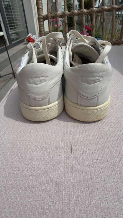 Butu snekersy ugg skora