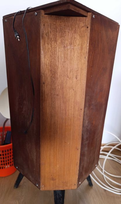 Coluna vintage com ligação a uma mini aparelhagem.