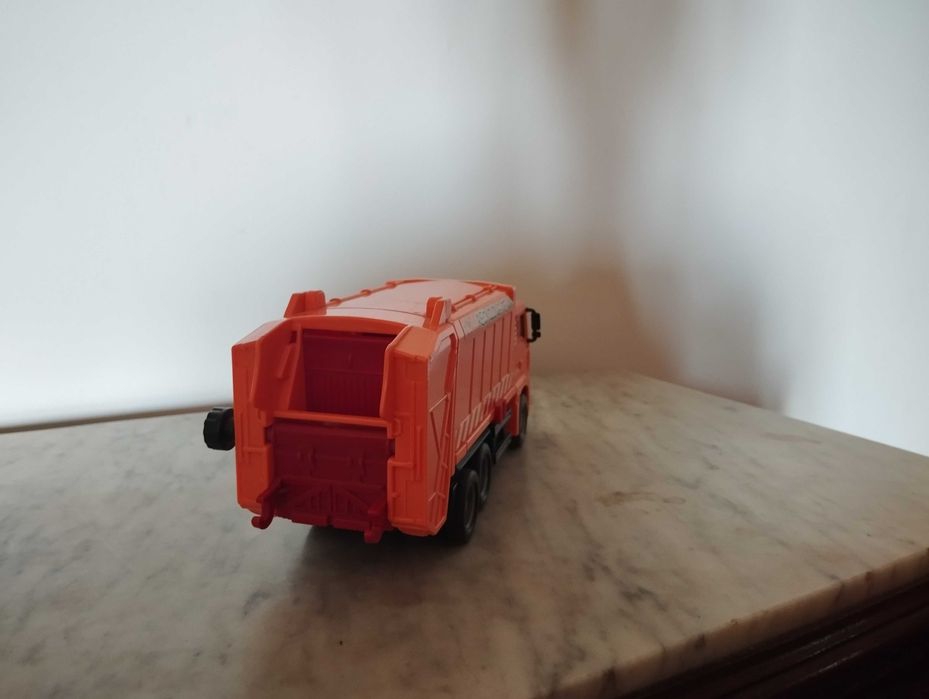 Carro do lixo em brinquedo.