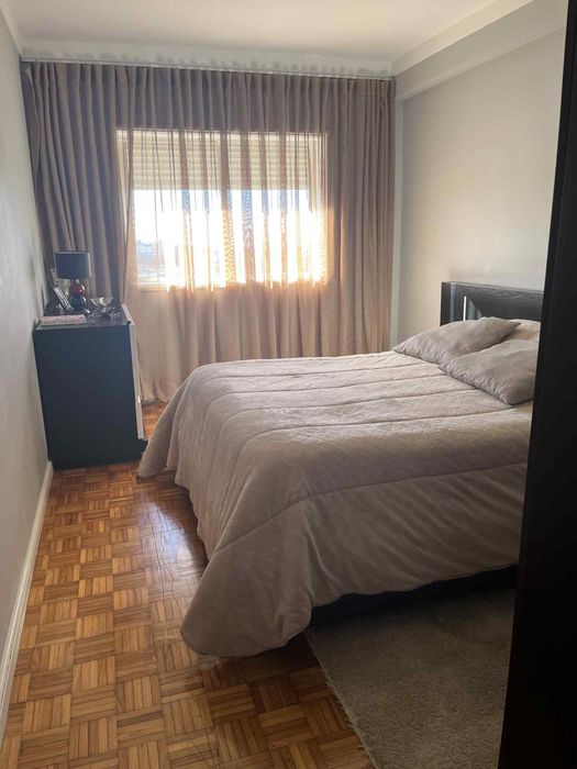 Cama casal+ comoda+ 2 mesas de cabeceira