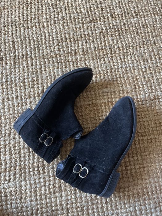 Botas pela canela pretas com detalhe prateado
