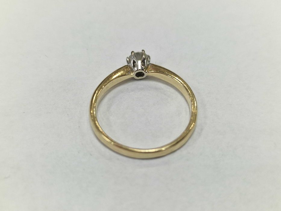 Złoty pierścionek/ 585/ 1.79 gram/ R10.5/ DIA 0.19 CT/ certyfikat