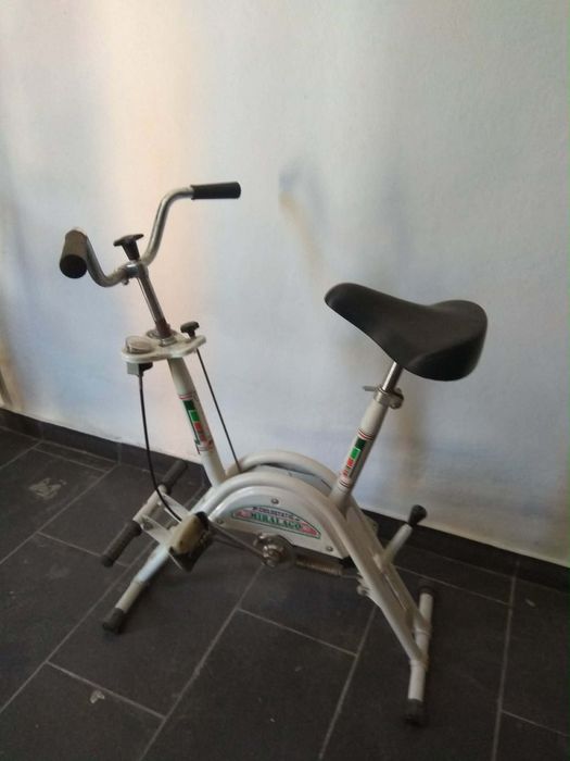 Bicicleta estática antiga