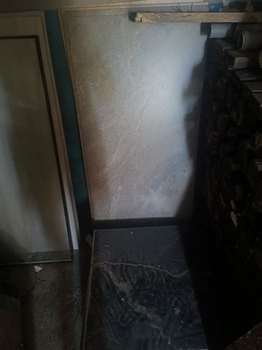 Плитка другого-третього сорту зі сколами.