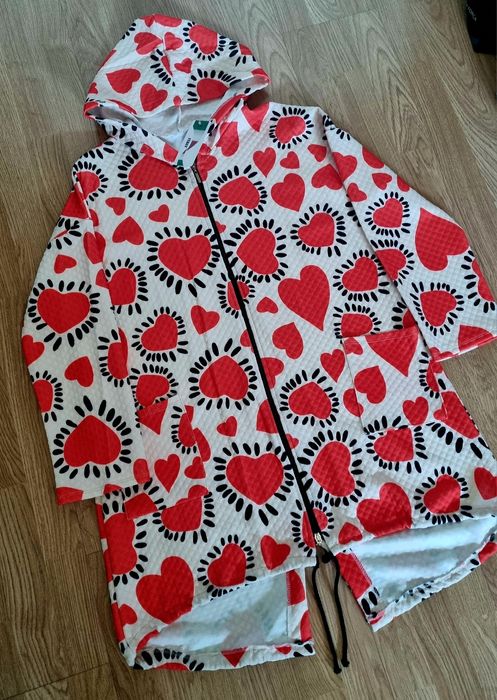 Casaco comprido com corações vermelhos em fundo branco.  TU