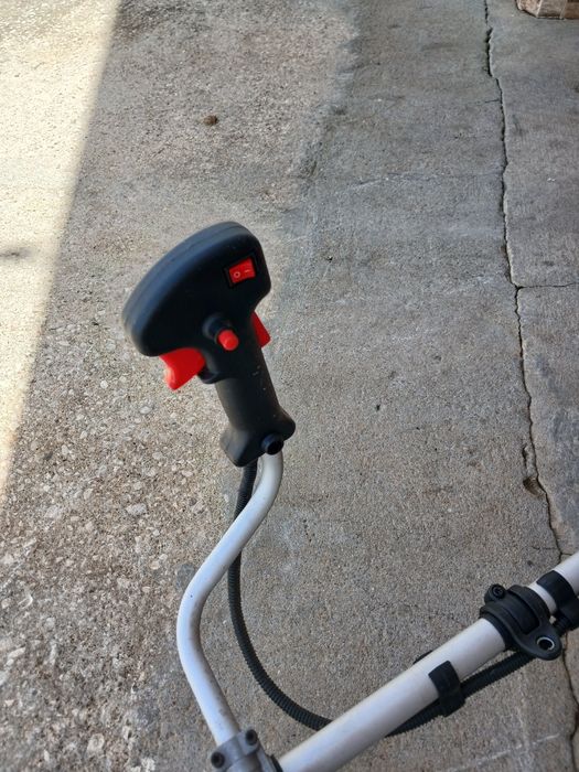 Roçadora de erva nova