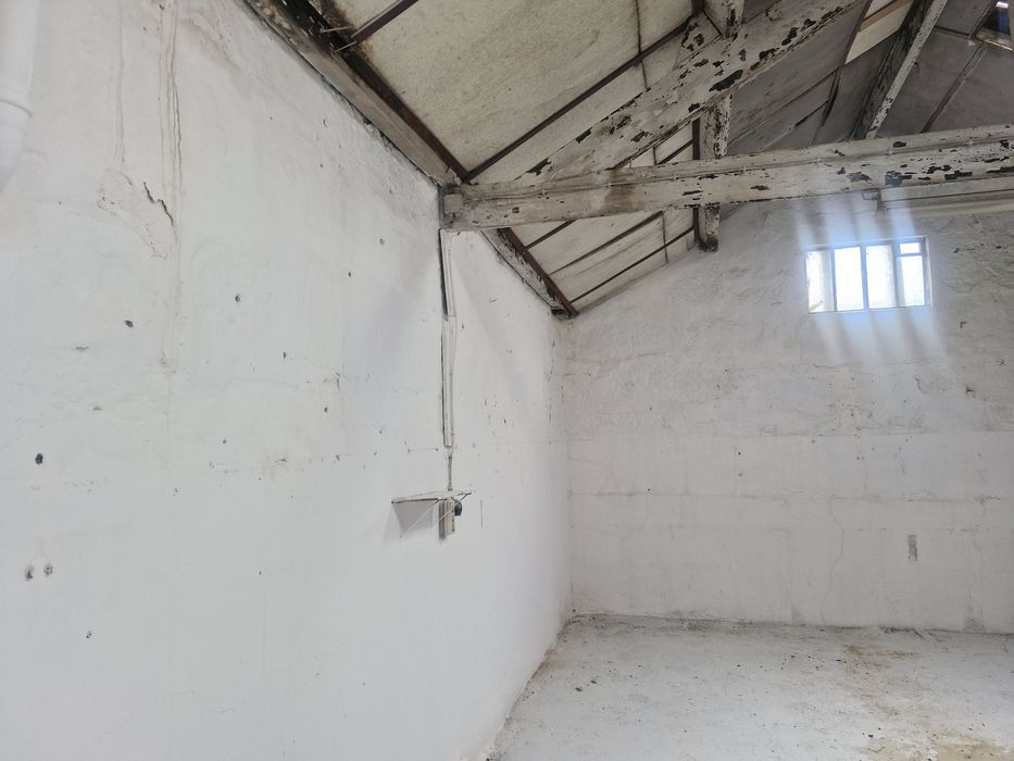 Armazém com 250 m2  à Avenida da Boavista.