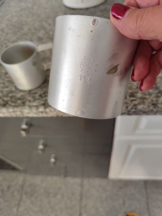 Medidas de líquidos em alumínio