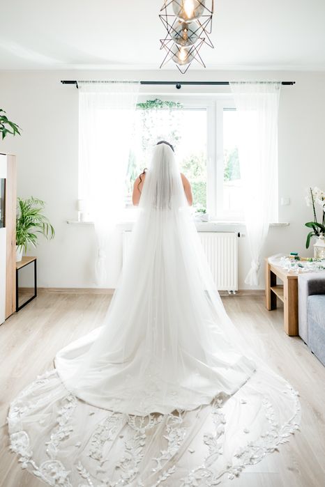 Suknia ślubna z trenem roz. 40