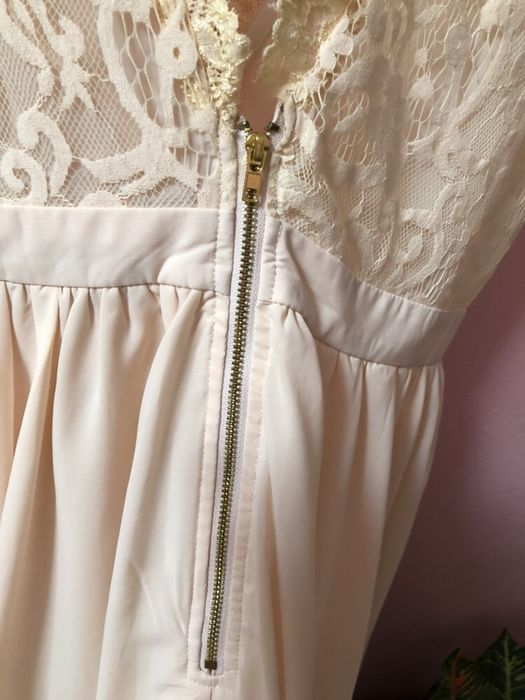 MISSGUIDED Vestido Nude em Renda e Chiffon