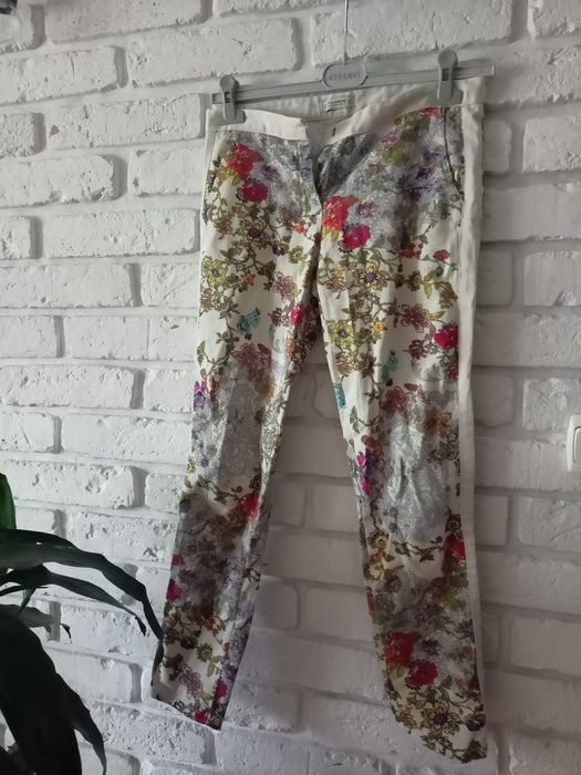 Spodnie w kwiaty pull & bear
