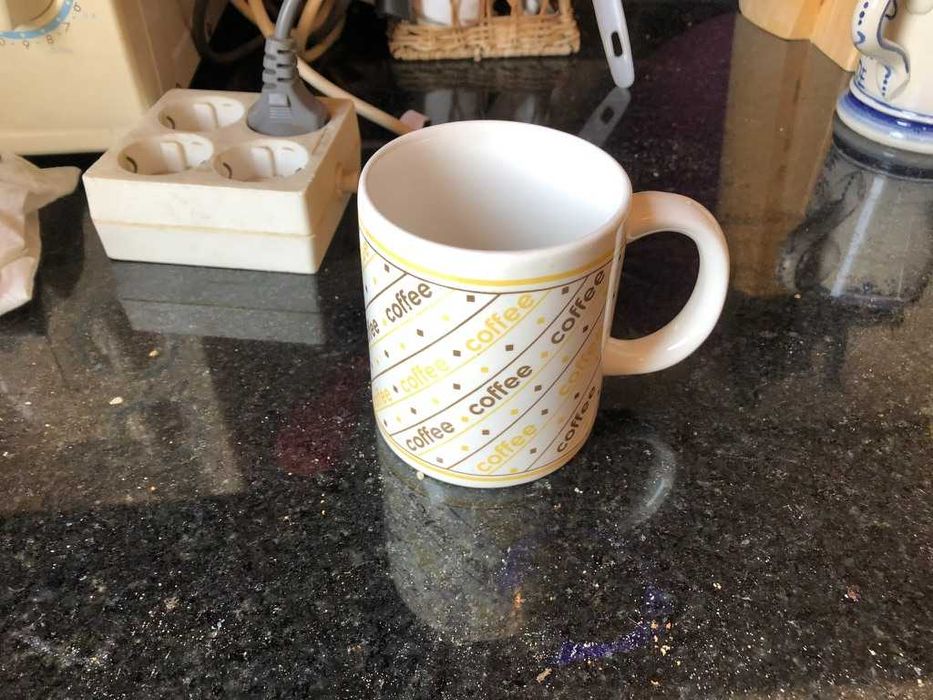 caneca branca com letras café