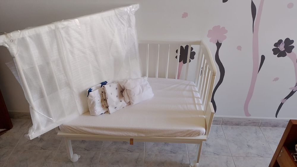 Cama de bebe + colchão+ 3 cobertores.