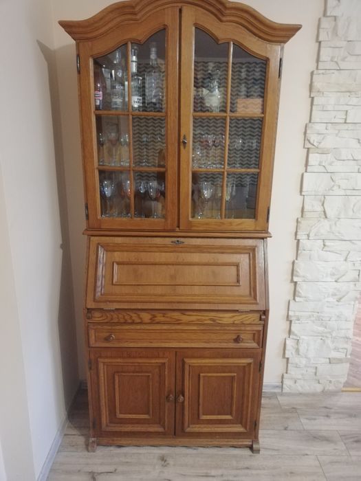 Sprzedam witrynę drewnianą.