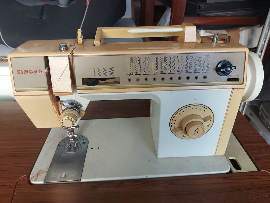 Máquina de costura Singer com móvel