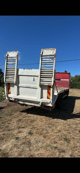 Camião volvo porta máquinas com rampas idraulicas