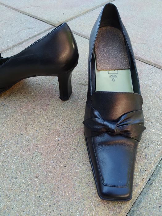 Buty damskie na obcasie.