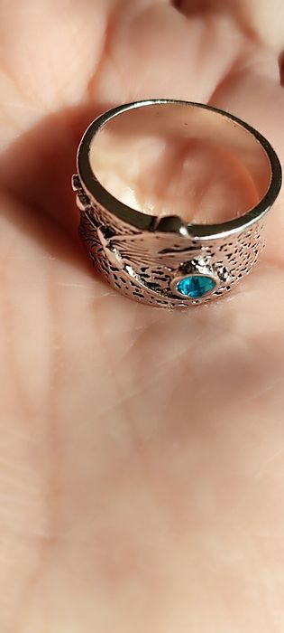 Srebrzysty pierscionek