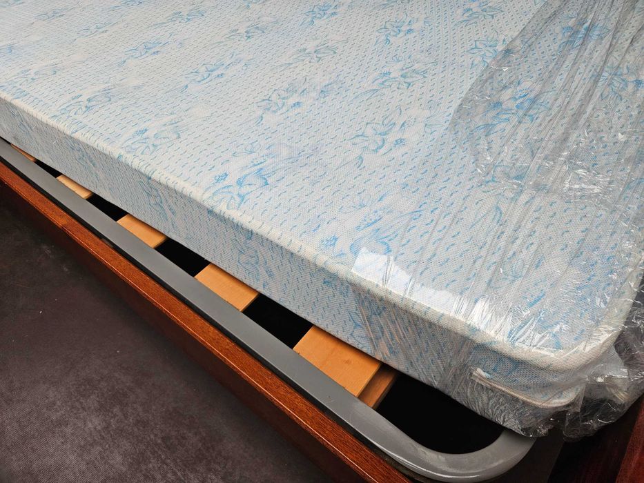 Cama com estrado e colchão - óptimo estado geral