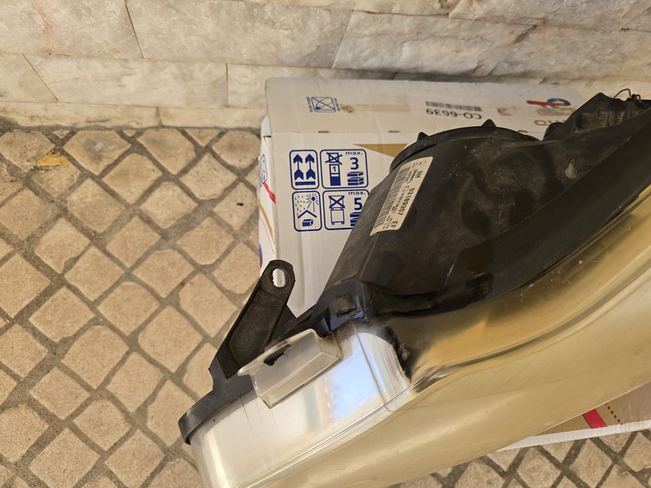 Farol esquerdo / Opel Corsa D