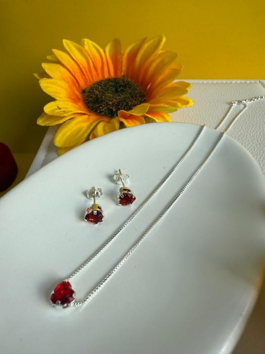 Conjunto coração vermelho folheado a prata, semijoia de qualidade.