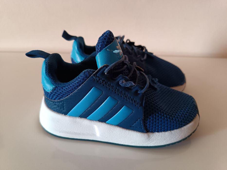 Tenis Adidas tamanho 21
