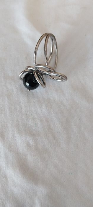 Anel em prata com linda pedra preta