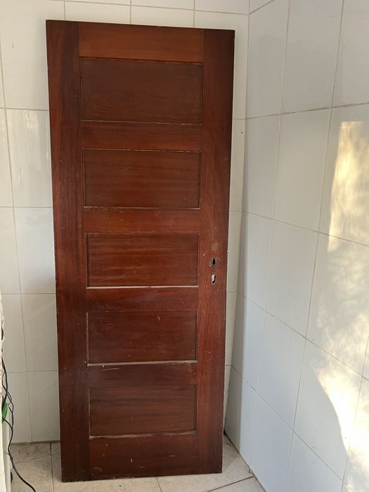 Porta principal de interior.