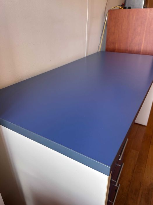 Secretária Interforma extensível, azul e branca, com módulo de 3 gavetas