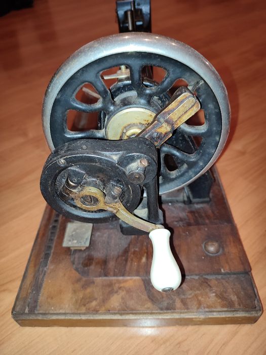 Stara maszyna do szycia firmy "SINGER"