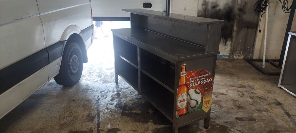 Movel em inox com bescosso de cavalo