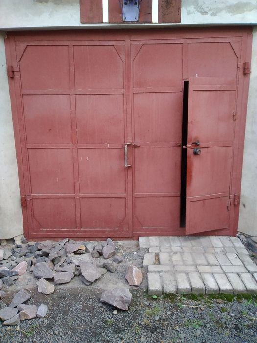 Двері в гараж 240