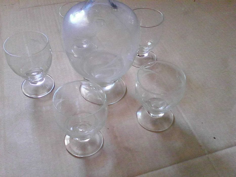 Garrafa antiga com copos