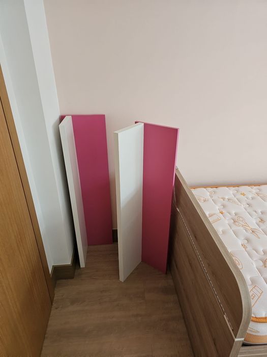 Cama/colchão e prateleiras da JOM