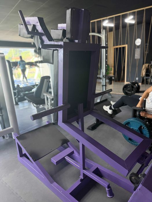 V-Squat Machine