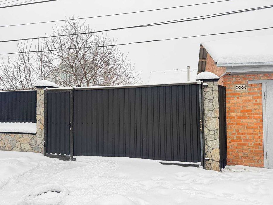 Здається компактний будинок з новим ремонтом, техніка та меблі.