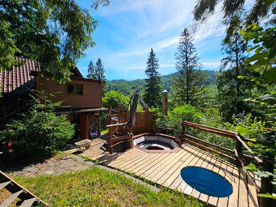 Продається діючий готель на березі річки Опір в курортному с. Славське