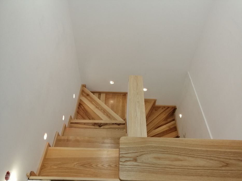 Schody drewniane policzkowe i na beton remont balustrada stal