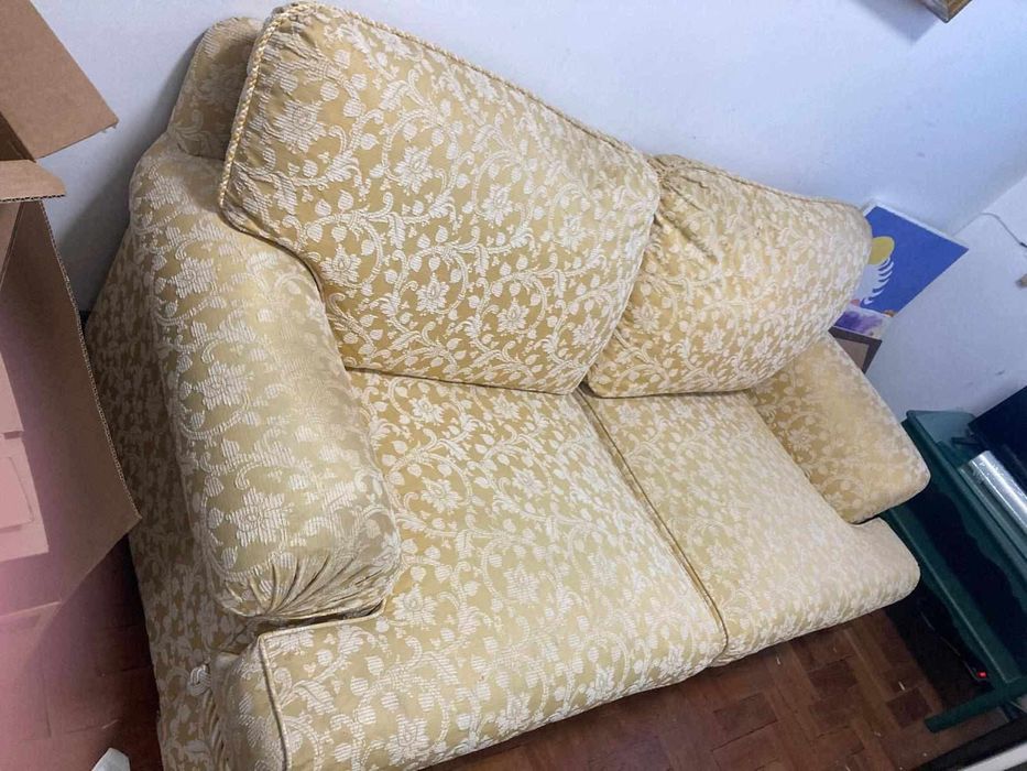Sofá amarelo motivos florais