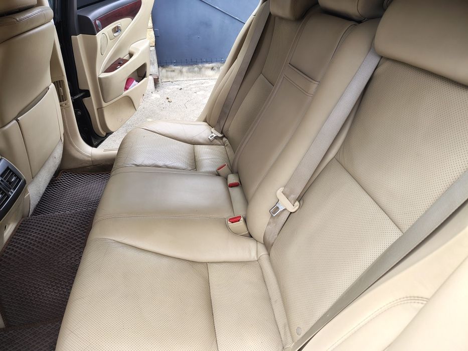 Продам семейный автомобиль