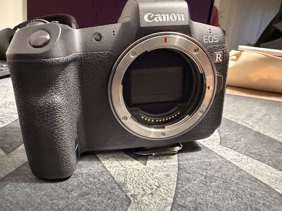 Camera Canon EOS  R
