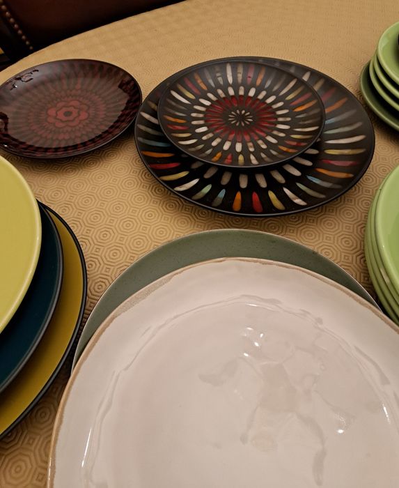 Pratos de  mesa coloridos