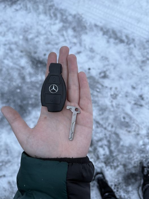 Ключ Мерседес є багато є на 2,3 кнопки оригінал