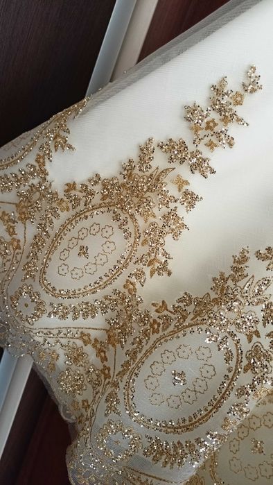 Elegancka sukienka w kolorze złotym
