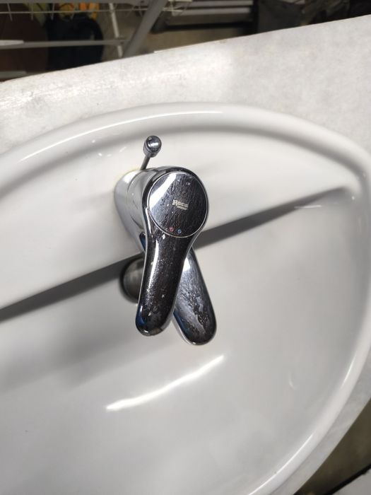 Móvel WC com pedra em granito  torneira e lavatório Roca