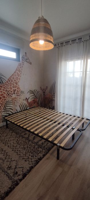 Cama de casal desmontável.